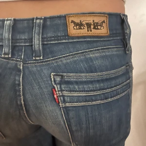 Lågmidjade bootcut levi’s jeans - Säljer ett par perfekta Levi’s jeans. Lågmidjade och utsvängda. Säljer eftersom jag många andra jeans. Ställ frågor vid funderingar!🥰