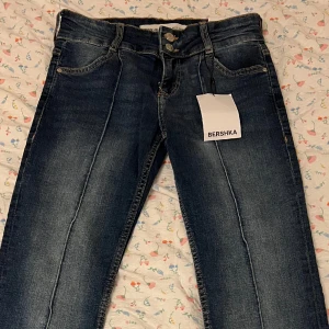 Bershka lågmidjade bootcut jeans - Jättefina men alldeles för långa för mig så passar folk över 160. Lågmidjade och bootcut 