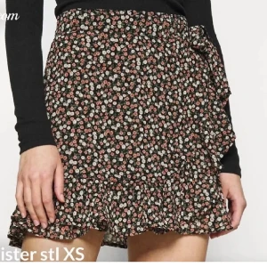 Hollister kjol - Helt ny & oanvänd kjol från hollister! Endast testad men växte tyvärr ur den innan sommaren kom. Nypris ca 450 kr. Använd gärna köp nu💓