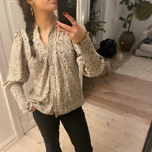 Blus - Jätte fin mönstrig blus från neo noir.