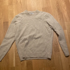 Stickad zara tröja - Stickad tröja från zara som inte används längre liten i storlek, inga defekter hör av er vid frågor!