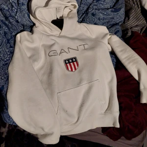 Gant hoodie  - Gant hoodie i storlek 146/152 men passar även mog som bär xs. Vit fin hoodie en liten fläck på fickan men går bort i tvätten. 60kr och löparen står för frakten🩷