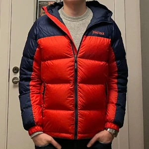 Pufferjacket - En trendig pufferjacket ifrån marmot. Jackan är i bra skick, har dock ett litet hål på ryggen som jag sytt för. Därav är skicket 7/10. Nypris ca 2500kr.  Det är barnstolek men skulle säga att den passar XS/S. Frågor? Skriv!