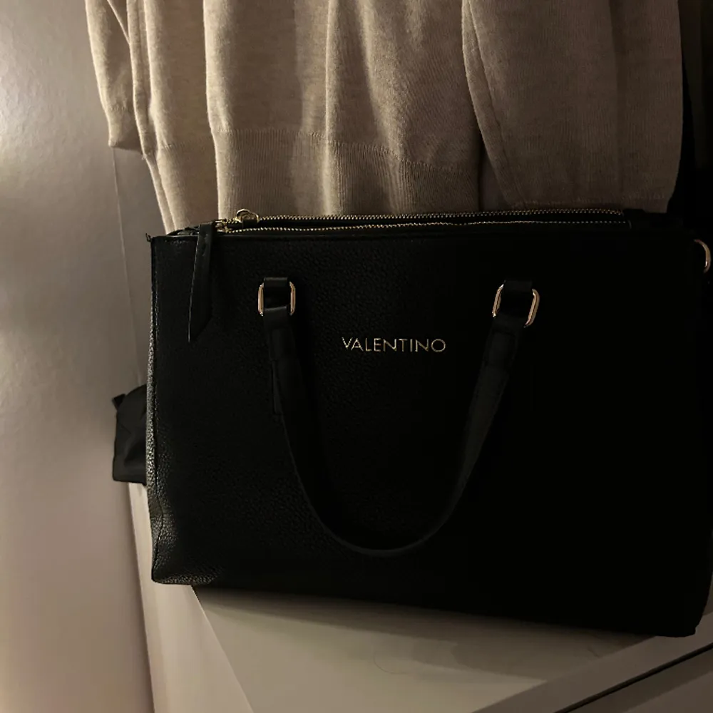 Väska ifrån Mario Valentino köpt för 1200kr säljer nu för 600kr. Den är i gott skick och har inga defekter! 💕  ‼️EJ valentino garavani ‼️. Väskor.