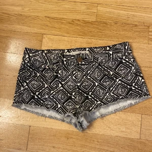 Low Waist shorts  - Svarta och vita, demin Co
