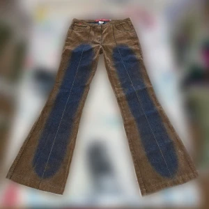 Brun-blå jeans - Midjemått rakt över: 38,5cm. Innerbensmått: 82cm. Jäääötte fina byxor som lite liknar miss sixty. Materialet har en fin glänsande färg som inte riktigt framgår på bilderna. 