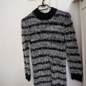Fluffig klänning  - En fluffig, skön randig klänning från D-xel i storlek S Pris 120kr