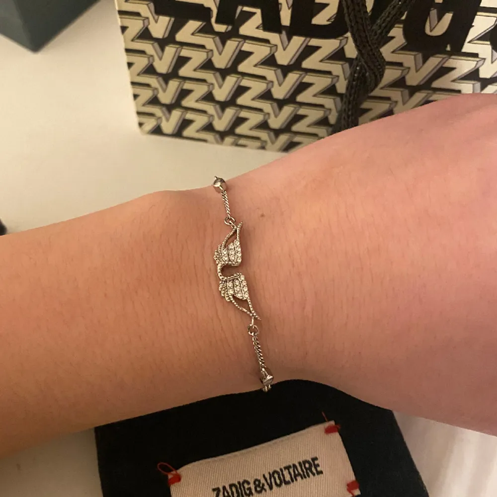 Ett Zadig armband i silver som nästan aldrig använts. Helt ny skick utan defekter och slutsåld på många hemsidor.❤️🙌. Accessoarer.