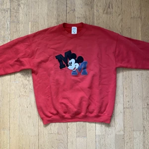 Disney sweatshirt - Så snygg sweatshirt med Mussepigg tryck. I väldigt gott skick!🌟Jag är 160