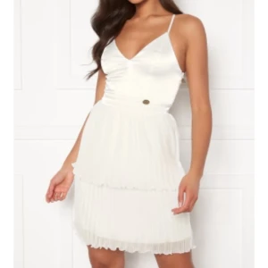 Studentklänning  - Student klänning från chiara forthi köpt på bubbleroom.  Aldrig använd och lappen är på.  Storlek 36. 