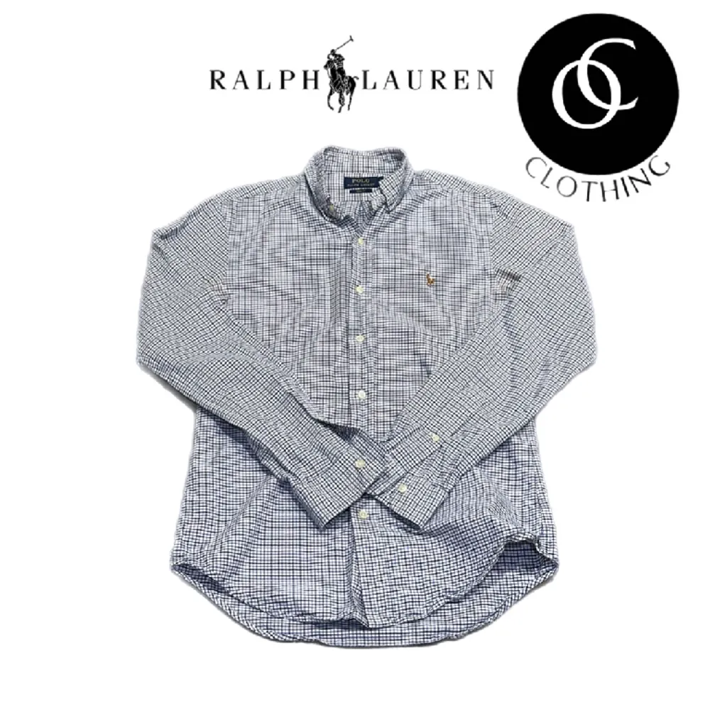 Vi säljer en fin Ralph Lauren skjorta i bra skick, 8/10, storlek S. Modellen på bilden är 181 cm lång.. Skjortor.