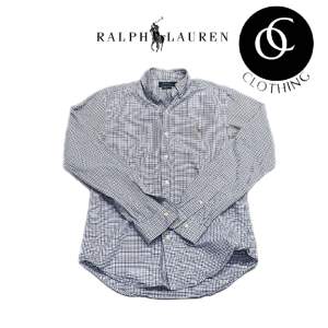 Vi säljer en fin Ralph Lauren skjorta i bra skick, 8/10, storlek S. Modellen på bilden är 181 cm lång.