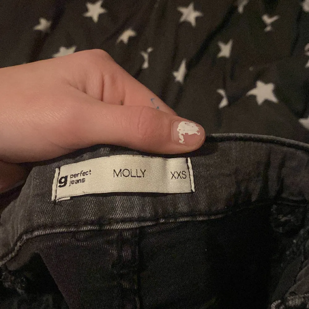 Två par skinny jeans båda för 200kr ett par grå och ett par svarta. Säljer dem för dem är för små inte använda någonting. Hör av dig innan du köper dem 🤍👍🏻. Jeans & Byxor.
