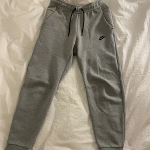 Nike Tech Fleece Byxa - Denna snygga byxa är från märket Nike i storlek S. Underdelen passar perfekt med den matchande överdelen. Plagget är väldigt välskött men säljs då jag inte längre använder det.
