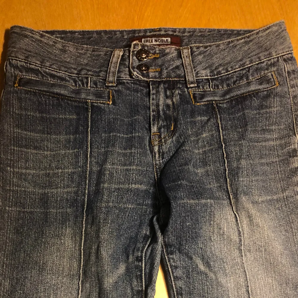 Säljer dessa lågmidjade jeans i jättebra skick. Köpta på en secondhand i Tyskland. Dubbla knappar och fickor fram. Stolek M, men dom är nedsprättade  nertill så lite längre. . Jeans & Byxor.