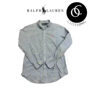 Här säljer vi en fin mönstrad Ralph Lauren skjorta i bra skick, 8/10. Storleken är M. Modellen på bilden är 181 cm lång.