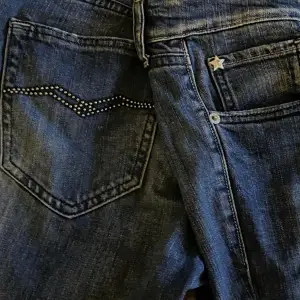 Säljer dessa jeans från Replay med coola detaljer på bakfickorna. Kom privat för fler bilder eller för att diskutera pris! Köparen står för frakten 💕