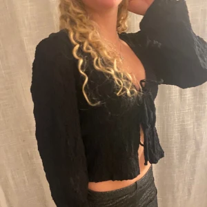 Blus - Superfin blus från Gina som aldrig använts då den helt enkelt inte riktigt är min stil. Blusen har två knytningar vi bysten. Inga skador eller liknande och i strl S. Skriv vid frågor eller fler bilder🌟
