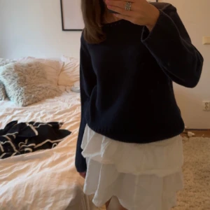 Blå Stickadtröja  - Säljer denna blå stickade tröjan då den bara ligger i Garderoben💗 vet inte märket då jag köpte den i USA