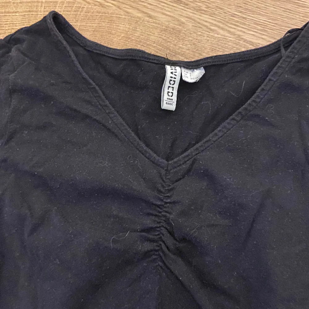 Säljer denna tröjan från h&m då den inte kommit till någon användning det är som en  lite detalj vid bröstet och den är i fint skick, pris kan diskuteras och hör av er vid frågor mm💕  Vet inte nypris så den inte finns kvar❣️. Tröjor & Koftor.