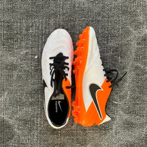 NIKE fotbollsskor - Nike Tiempo fotbollsskor oanvända  Skick 10/10 Liten i storleken