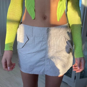 H&M Cargo Skirt  - Beige kjol, ganska low-waist med adjustabable midja. Aldrig använd. Passar S-M men om man är lite kurvig kan den va kort; också anledningen till att jag säljer. 