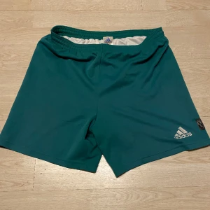 Adidas shorts - Sköna shorts från adidas. Skulle säga att de passar runt stl s-m.  Kolla gärna in mina andra annonser🤩  Fraktas inom 48h📦📩