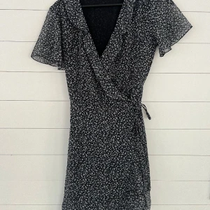 Sommarklänning  - Säljer en superfin sommarklänning från Only i storlek 34, använd vid fåtal tillfällen men i superfint skick☺️