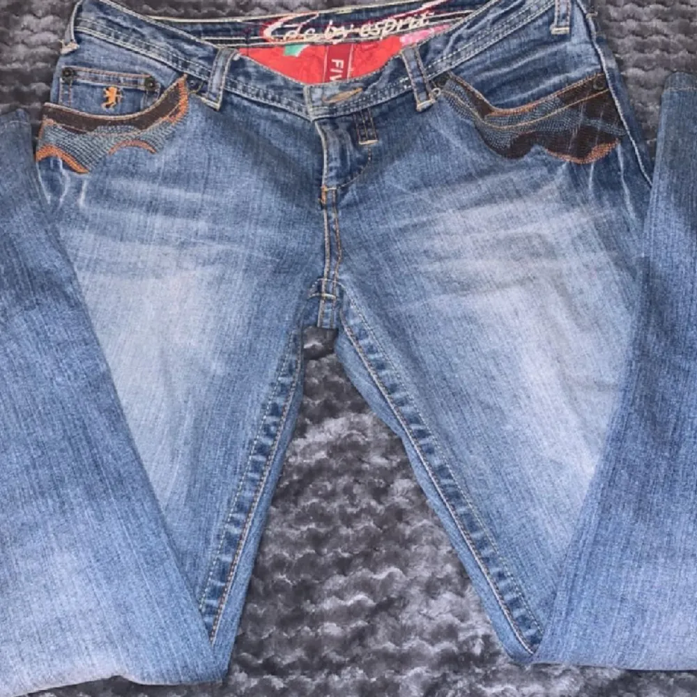Ett par jättefina jeans i bra skick. Har knappt använt eftersom att de var lite för korta på mig (jag är 164). Ifall ni har frågor kan ni skriva i kommentarerna!💕💕. Jeans & Byxor.