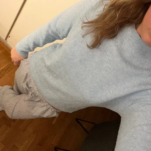 Stickad tröja  - Ljusblå stickad tröja från Vero Moda. Nopprig på magen men annars bra skick. 