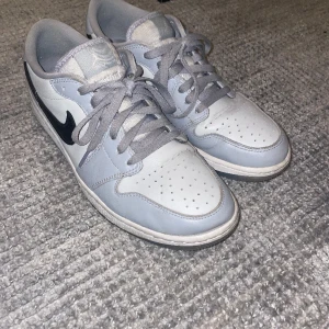 Jordan 1 Low - Säljer ett par riktigt feta Jordan 1 lows! Har du några funderingar eller frågor kom privat! Mvh Viggo!