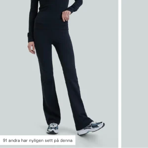 Yogapants  - Säljer mina svarta yogapants från bikbok då jag har flera. Fina men inte så jätte lågmidjade,  brukar vika ner dom så dom blir väldigt lågmidjade. De är väldigt långa på mig som är runt 160, pris kan diskuteras 💘💘