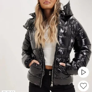Glansig jacka - Intressekoll på min fina jacka från Nelly som köptes förra vintern som inte har kommit till användning för jag har köpt en ny💞 inga defekter, skriv för egna bilder🫶priset går att diskutera💞