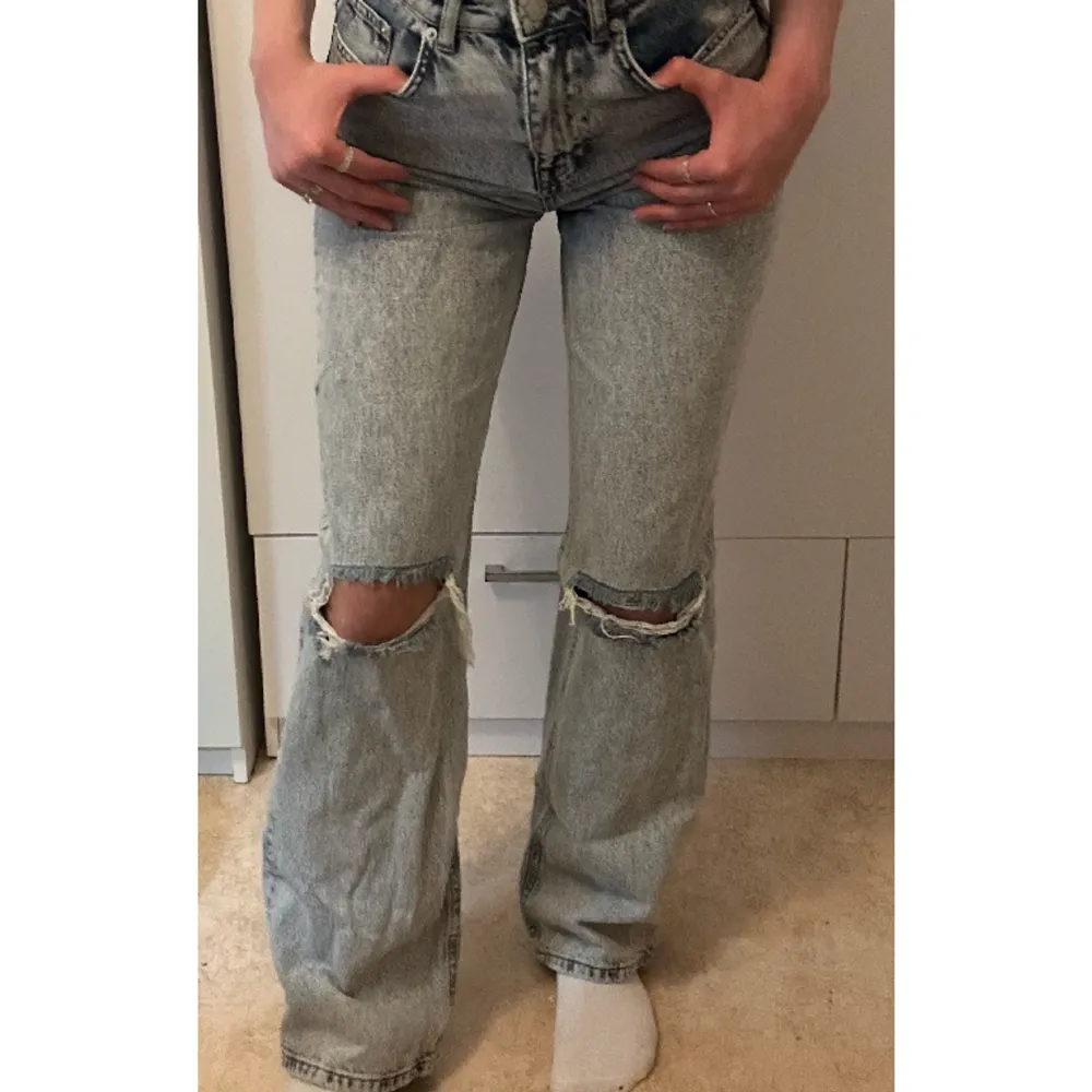Raka/wide jeans från NAKD, formar kroppen bra, högmidjade🩵 nypris 500 kr.. Jeans & Byxor.