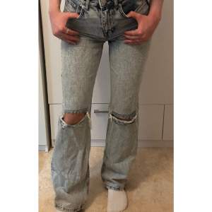 Raka/wide jeans från NAKD, formar kroppen bra, högmidjade🩵 nypris 500 kr.