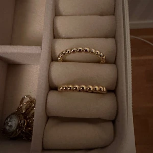 Guld ring Olympia Dione 022 - Jag säljer min Olympia ring, den är helt oanvänd och köpt för några veckor sen. Råkade köpa 2 istället för 1 och därmed så säljer jag den andra nu. Köpt för 79kr + vad frakten kostade. Ringen går inte att köpa längre hos Olympia. Skickas i en ringbox