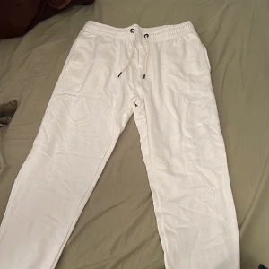 Mjukisbyxor - Vita mjukisbyxor som är köpta på Ullared, lite små i storlek, men funkar nog för dig som faktiskt har storlek M.