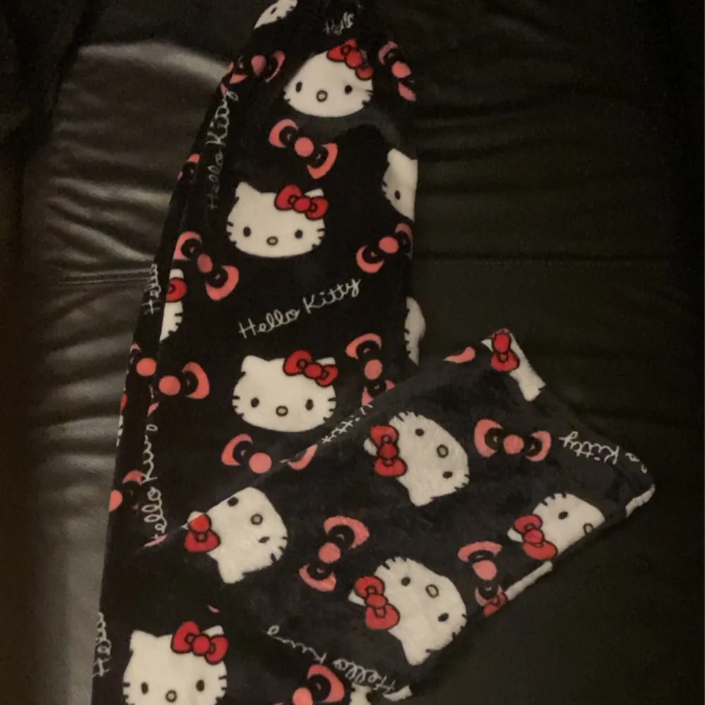  1 Hello Kitty pyjamas byxorJättemysigt material och har elastiska band i midjan. Storlek XS/S.. Jeans & Byxor.
