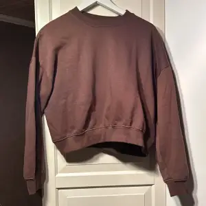 En lite bredare brun tröja från lager 157 i storlek xs/s