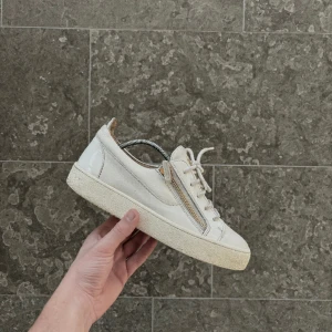 Giuseppe Zanotti  - Säljer ett par schyssta Giuseppe Zanotti | storlek 41, sitter som 42 | skick: 9/10, lite smutsiga men rengörs innan frakt | OG: kvitto | pris: bud från 0kr | frågor? Tvek inte på att kontakta oss!