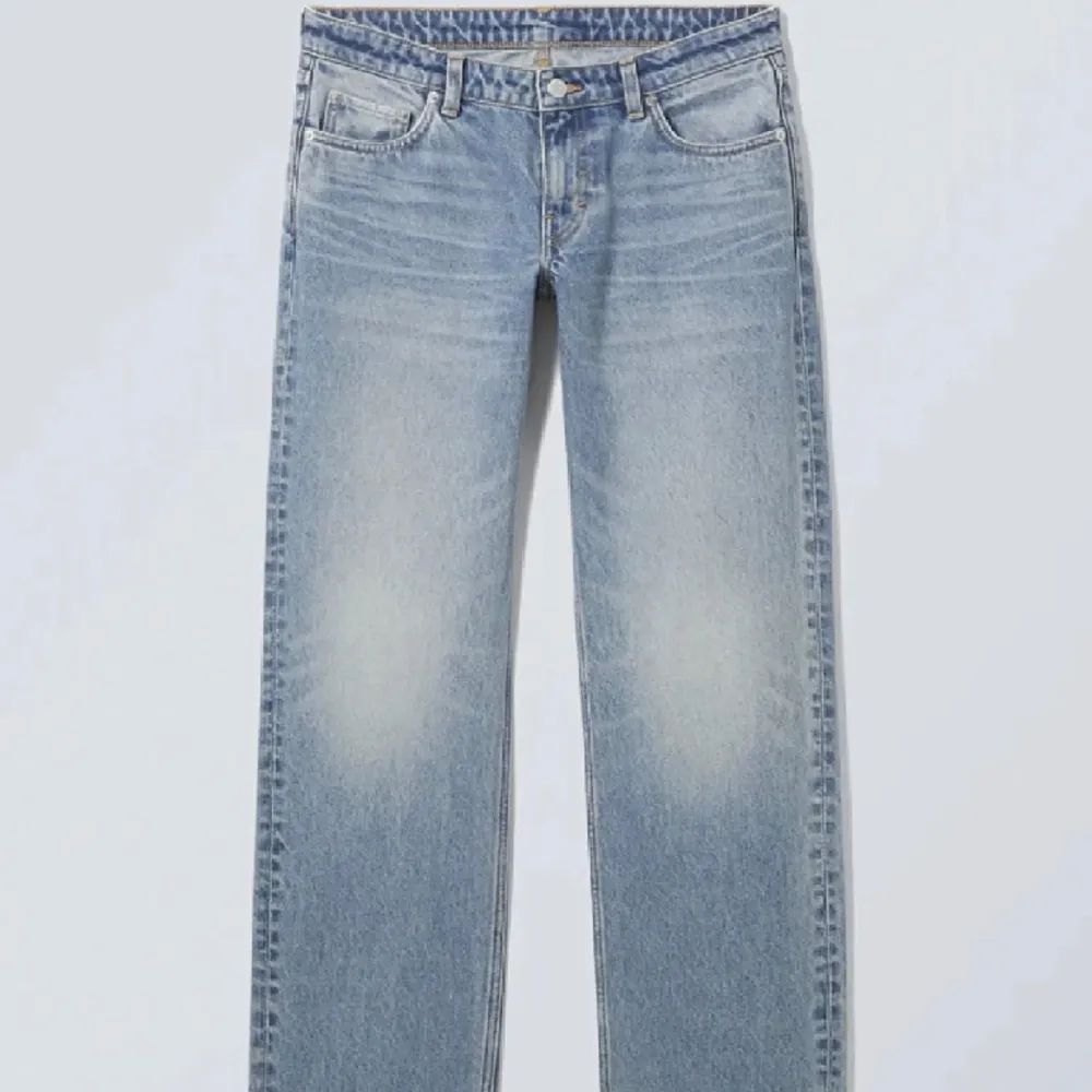 Säljer mina arrow low jeans för dom inte kommer till användning längre, första bilden är tagen o färgen är som andra🥰. Jeans & Byxor.
