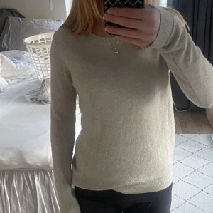 Kashmir tröja från Selected Femme - Säljer min beiga kashmir tröja från Selected Femme i storlek xs pga av att den inte används längre💞💞säljer för 299 men pris kan diskuteras 