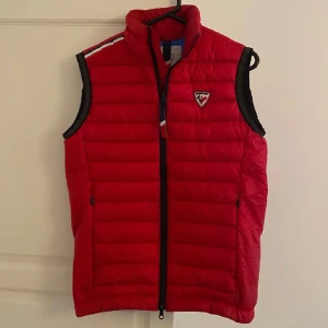 Röd Väst Rossignol Verglas  - Bra skick, i storlek S  Köp gärna via ”köp nu”  Bara att höra av er vid frågor! 