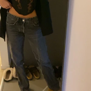 Jeans - Svarta lowrise jeans ifrån zara. Inga defekter!❤️