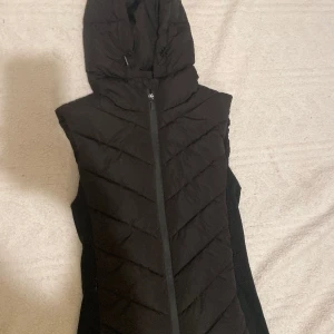 Zara väst - Säljer västen då den inte kommer till användning. Tvättas såklart innan den skickas.