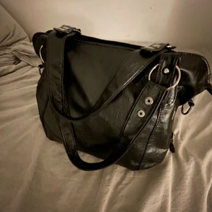 Väska  - En normal stor väska med läder material, själv tycker jag den är perfekt för böcker till skolan nu när vårterminen börjar. Min dator får plats i den så tänk på de när ni ska få en bild av storleken på väskan. Pris går att diskutera
