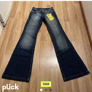Säljer dessa jätte snygga jeans pga de var för små för mig🙁 De är bootcut modell och sitter as snyggt. Köpta här på plick. Midjemått 34cm och 88 i benlängd. (Inte mina bilder)