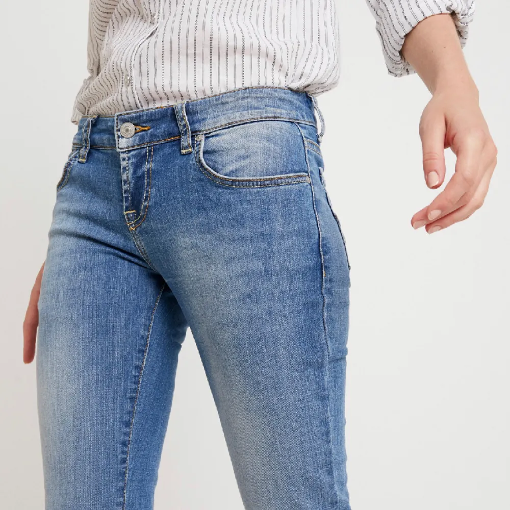 intressekoll på dessa sjuukt snygga lågmidjade bootcut jeans från Ltb😍⭐️❤️‍🔥🙏🥰midjemått: 76cm innerbenslängd: 74cm 🎀jag är ca 165cm! knappt använda så i fint skick! Köpta för 900kr💕KÖP DIREKT FÖR 600kr!!. Jeans & Byxor.