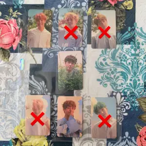 BTS LOVE YOURSELF: HER PHOTOCARDS (O version). KORT SÄLJS SEPARAT. RABATT VID KÖP AV FLER. Inte official. KONTAKTA - Vid intresse av köp - Om du vill veta om ett specifikt kort finns kvar - Om du vill få mer bilder - Pris/Frakt/Mötas upp - O.s.v.🤍