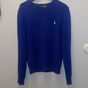 Ralph Lauren tröja - Köptes förra året men kom inte till stor användning då den var för liten.  Storlek M men sitter som S  Skriv i dm om ni har frågor! Priset är ej hugget i sten!